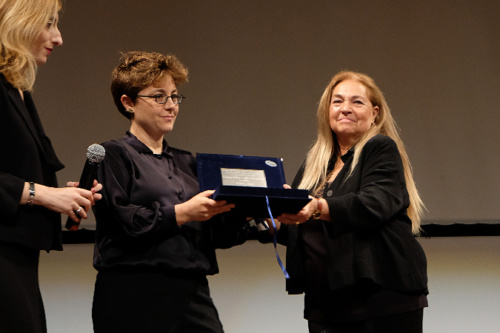 Anna Melato consegna il premio Mariangela Melato per il cinema
