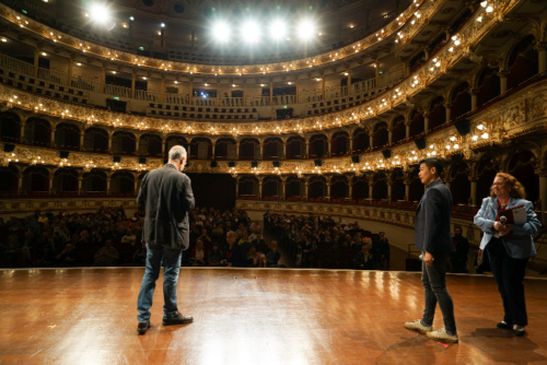 Tian Tsering sul palco del teatro Petruzzelli